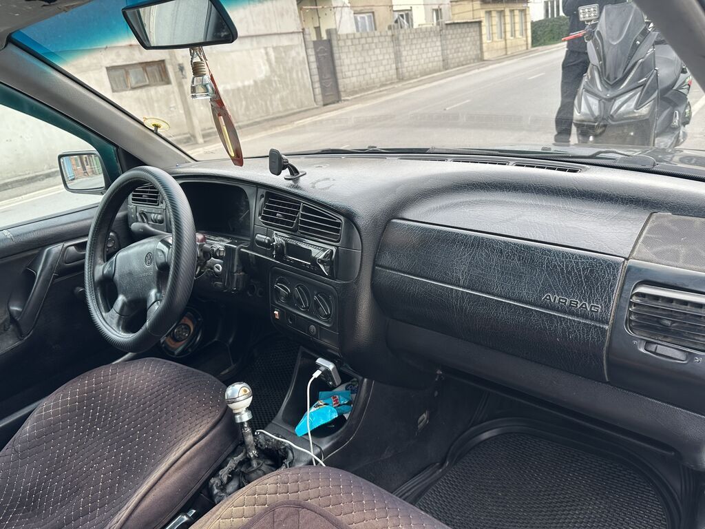 Volkswagen Golf: 1992 г., 1.8 л, Механика, Бензин, Хэтчбэк: фото 7
