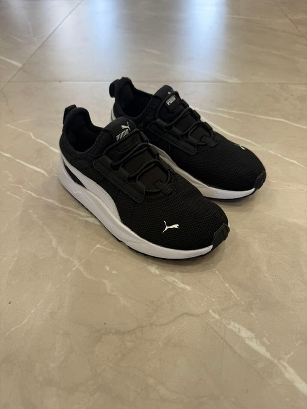 Черные кроссовки Puma 30 размер с белой подошвой и характерным: фото 3