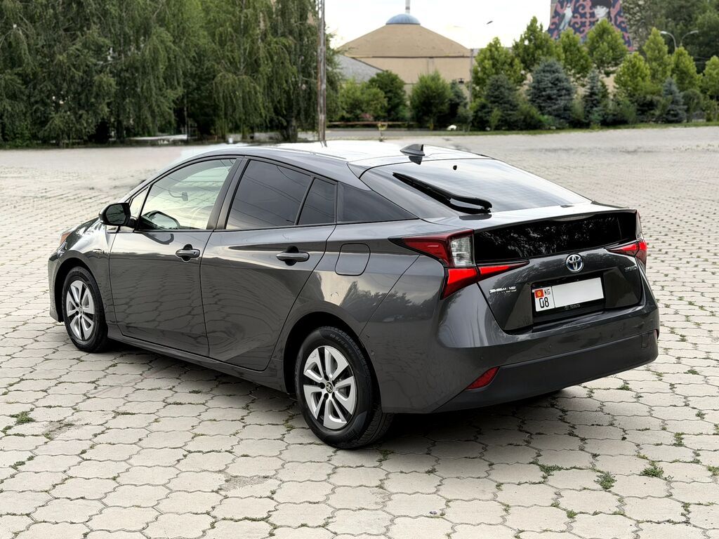 Toyota Prius: 2019 г., 1.8 л, Автомат, Гибрид, Хэтчбэк: фото 2