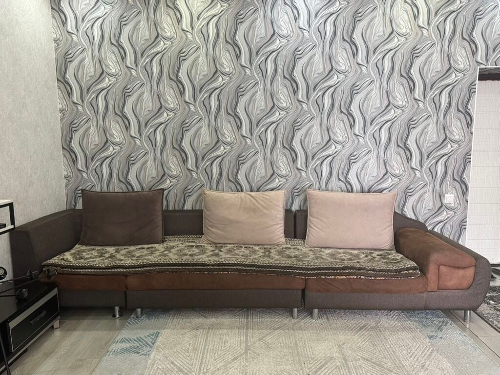 Диван с подушками