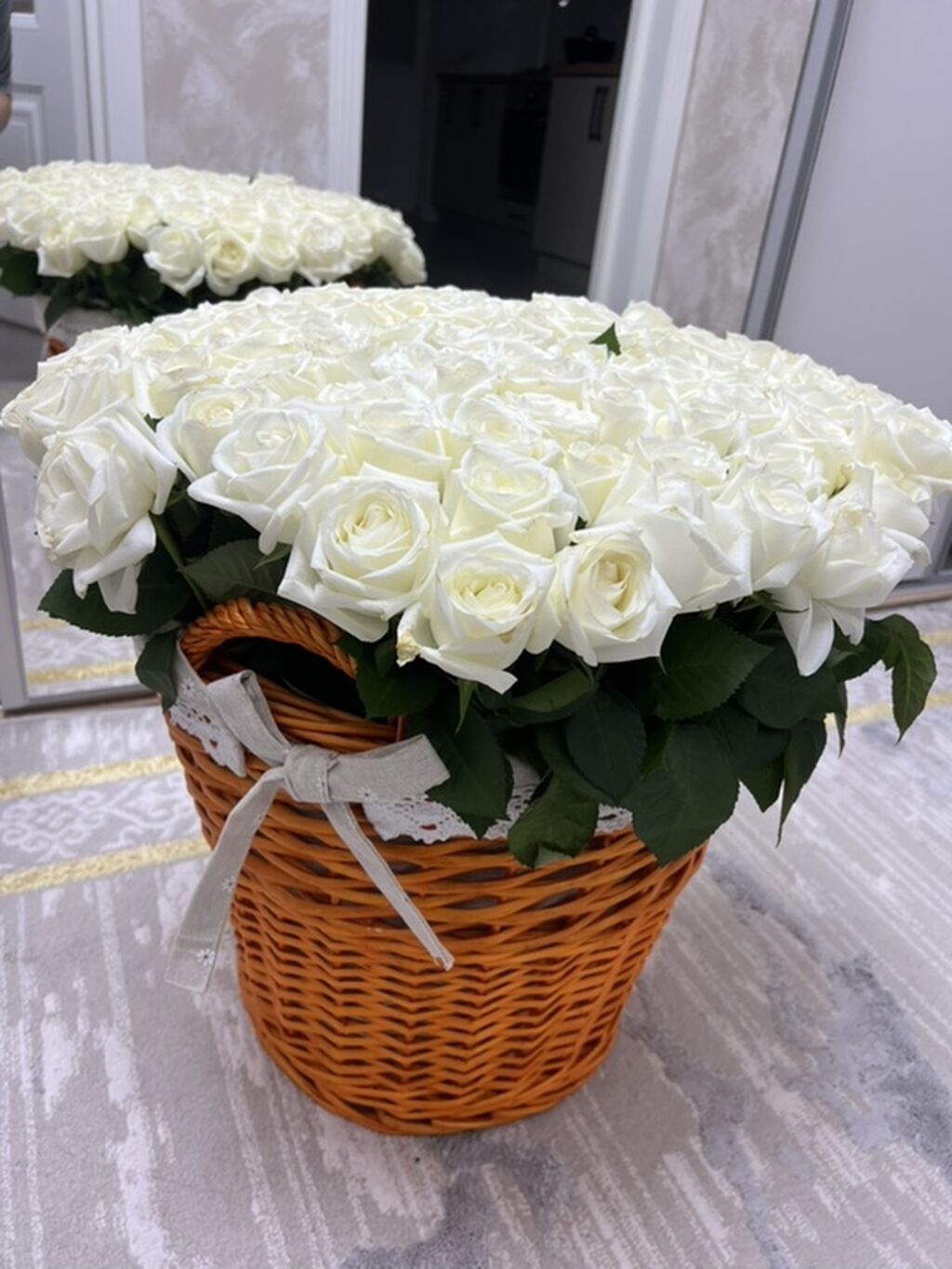 Белые розы в плетёной корзине Белые розы 101 Купили за 8000 Цветы: фото 2