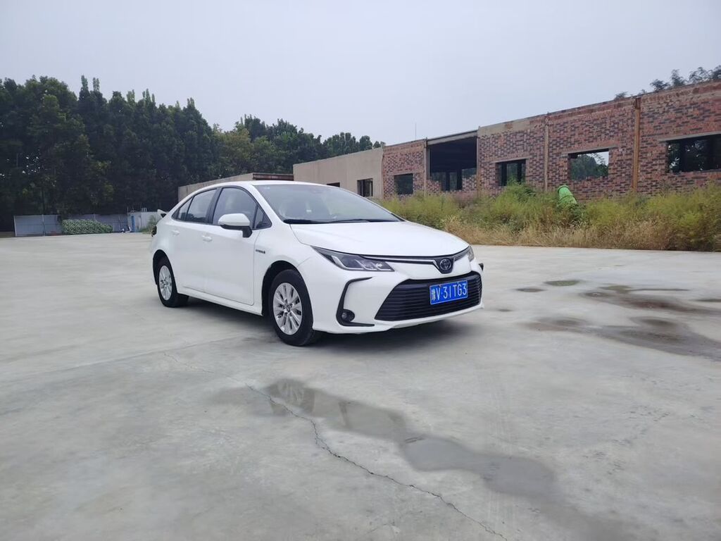 Toyota Corolla: 2021 г., 1.8 л, Вариатор, Гибрид, Седан: фото 2