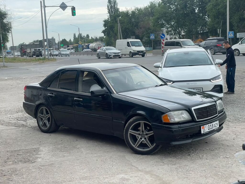 Mercedes-Benz 220: 1994 г., 2 л, Механика, Газ, Седан: фото 2