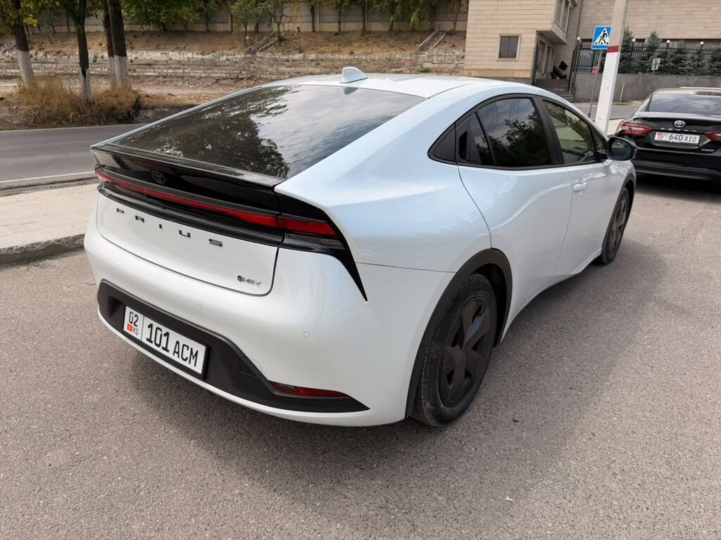 Toyota Prius: 2024 г., 2 л, Вариатор, Гибрид, Лифтбек: фото 2