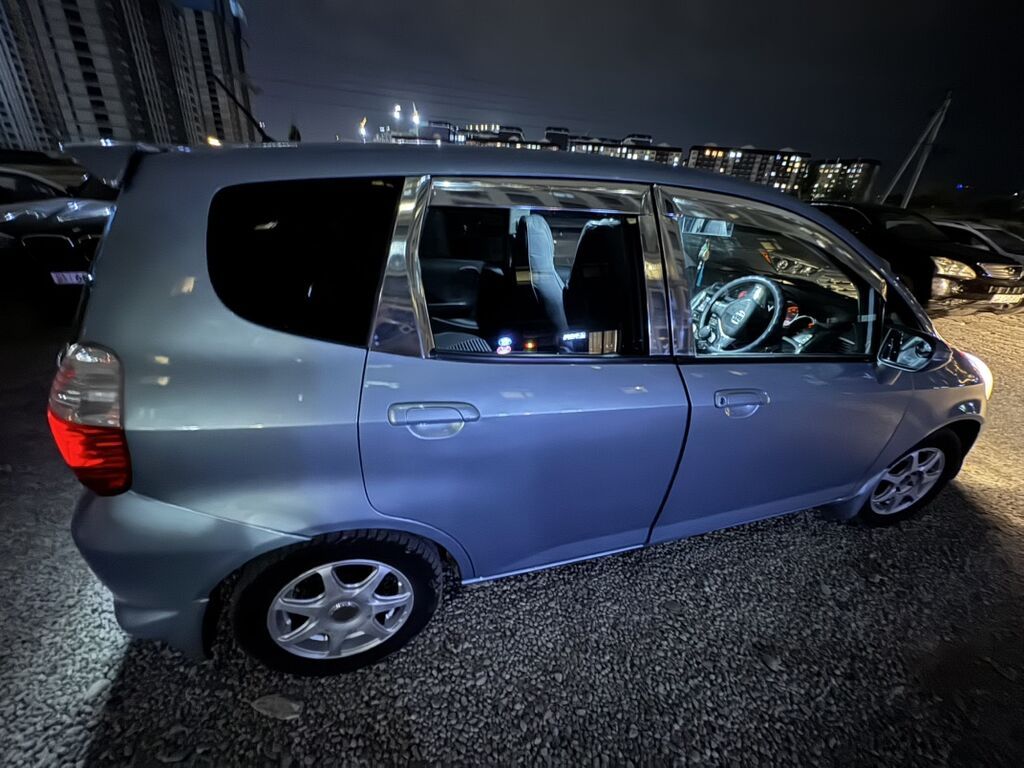 Honda Fit: 2005 г., 1.5 л, Бензин, Хэтчбэк: фото 3