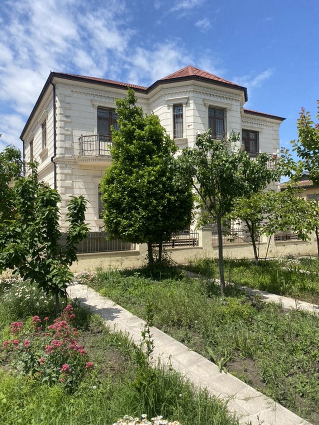 6 otaqlı, 300 kv. m, Orta təmir