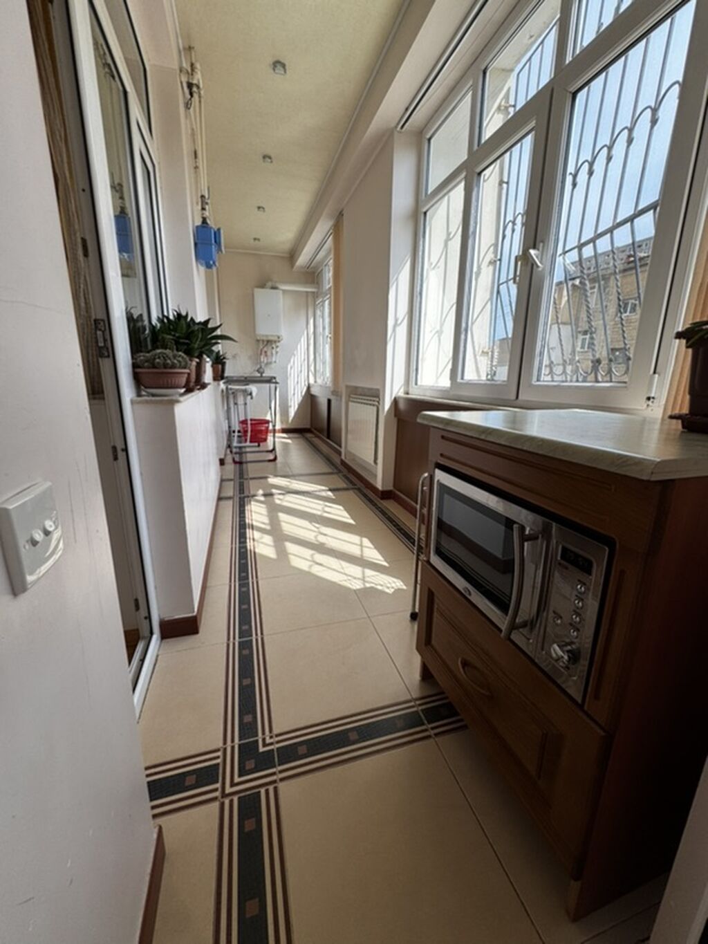 İnşaatçılar metrosunun TAM yanında — 150 m², 3 otaqlı, tam əşyalı