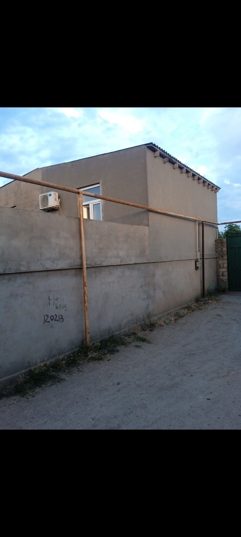 2 mərtəbəli həyət evi - Ümumi plan: daş hasarla əhatəli həyət, geniş