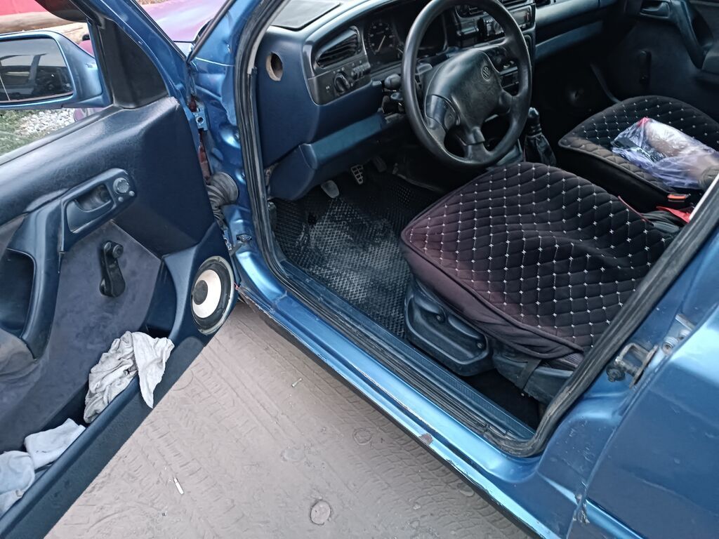 Volkswagen Vento: 1994 г., 1.8 л, Механика, Бензин, Седан: фото 4