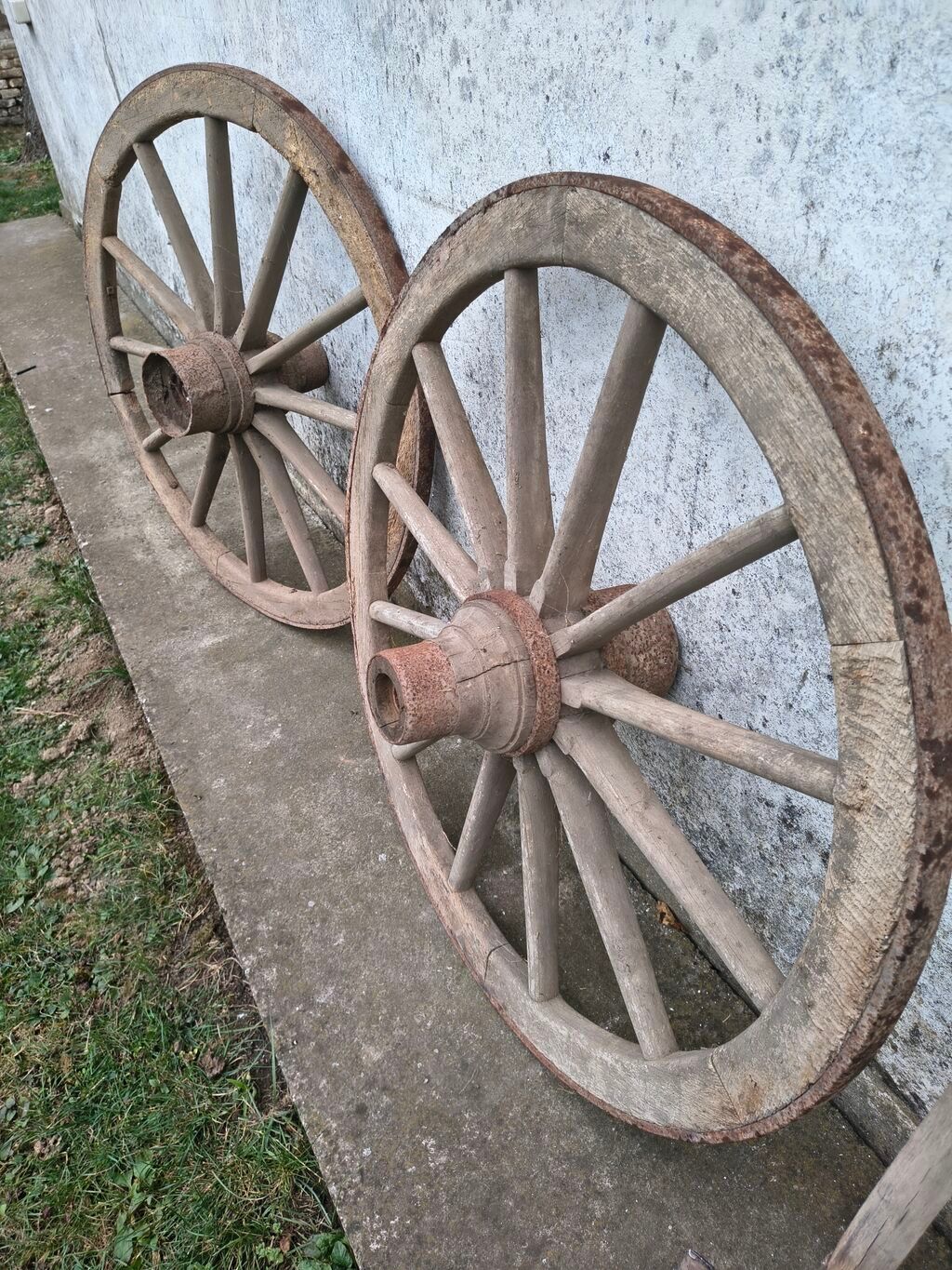 Ostali antikviteti: Drvena zaprežna kola – točkovi (par) - Tradicionalni drveni točkovi