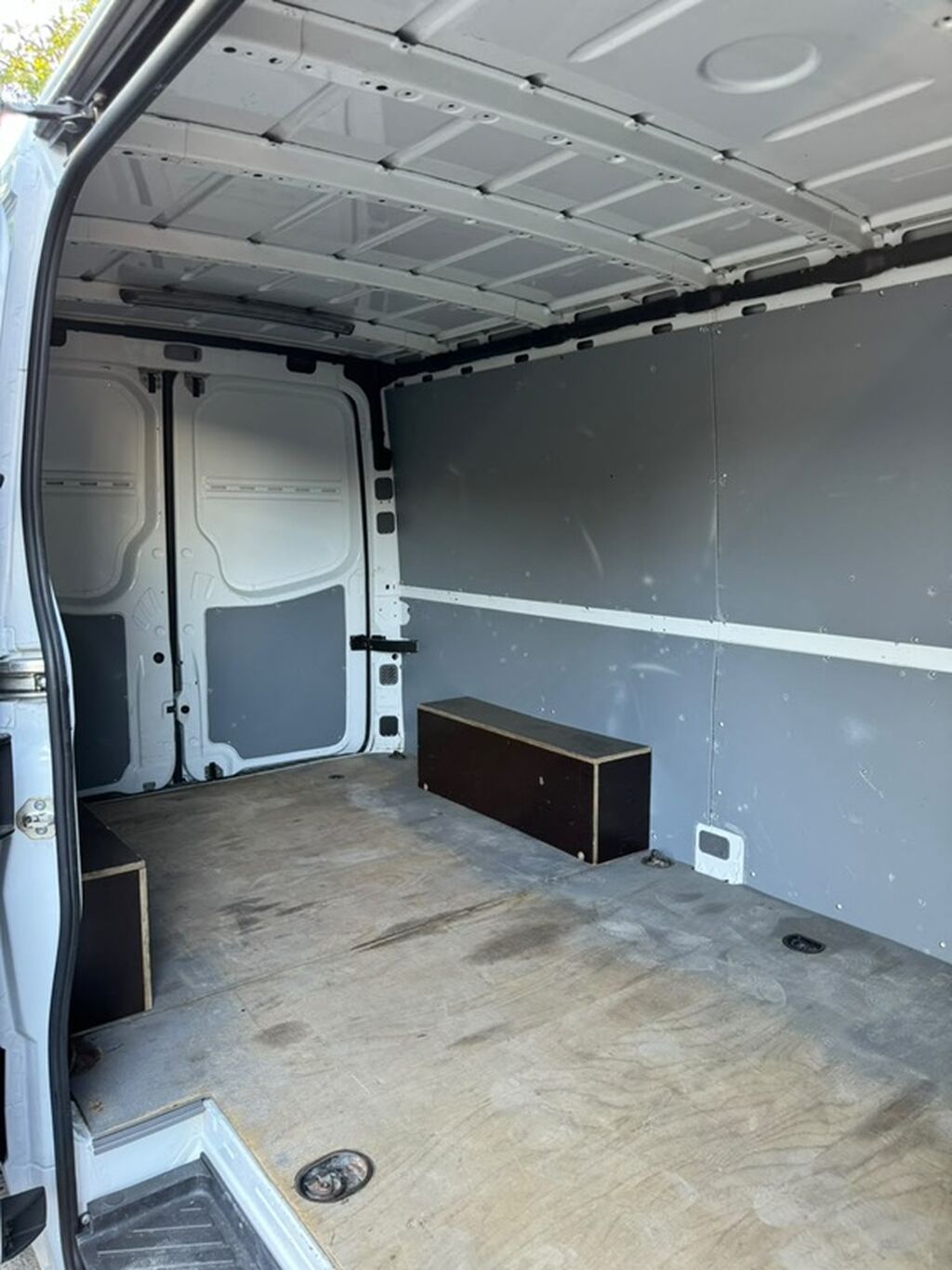 Mercedes-Benz Sprinter — цельнометаллический фургон белого цвета: фото 8