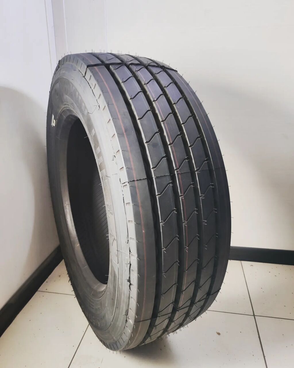 Шина KUNLUN 295/60R22.5/18PR KT878 предназначена для установки на: фото 1