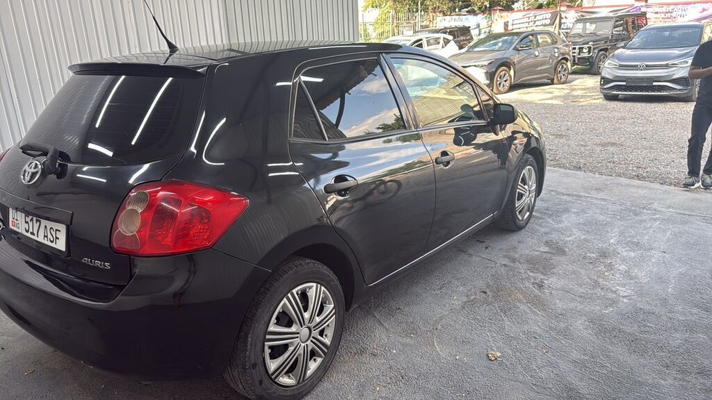 Toyota Auris: 2008 г., 1.4 л, Механика, Бензин, Хэтчбэк — фото 1