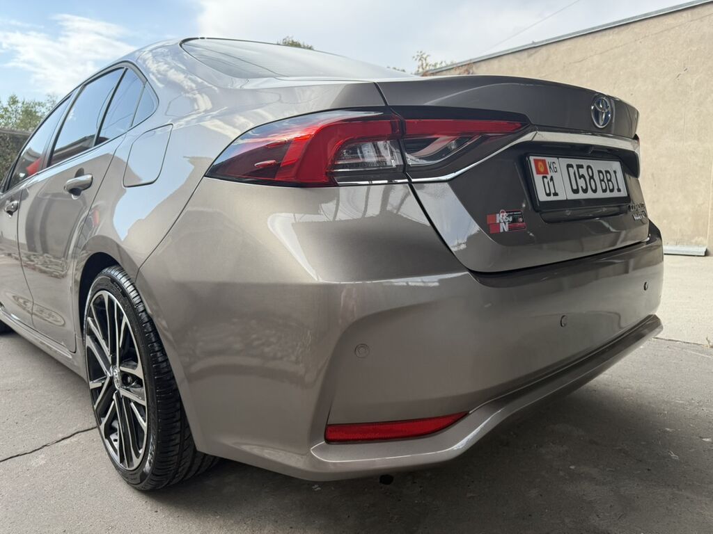 Toyota Corolla: 2021 г., 1.8 л, Автомат, Гибрид, Седан: фото 3