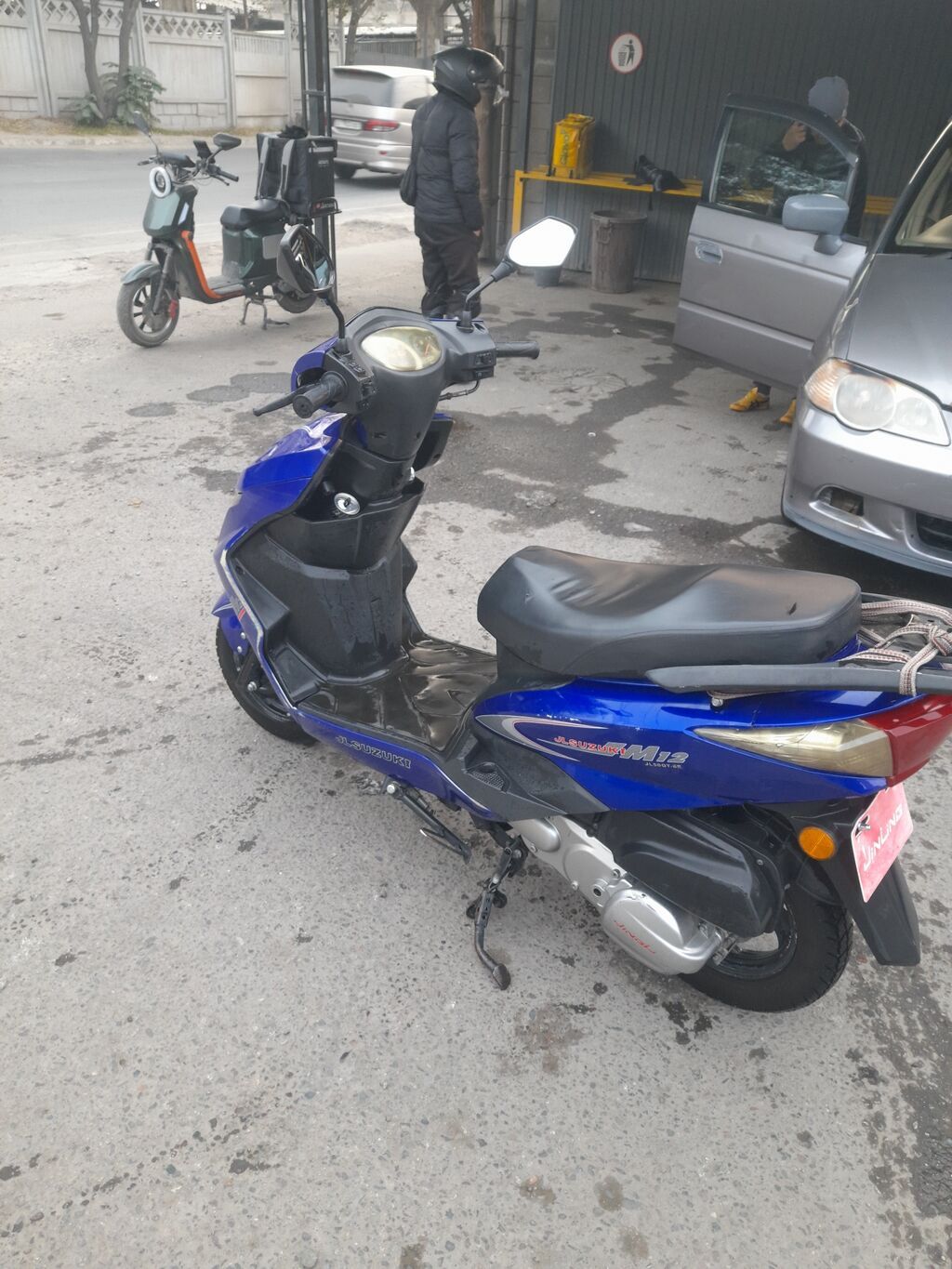 Скутер Jinling / Suzuki M12 в ярком синем цвете. Компактный городской: фото 5