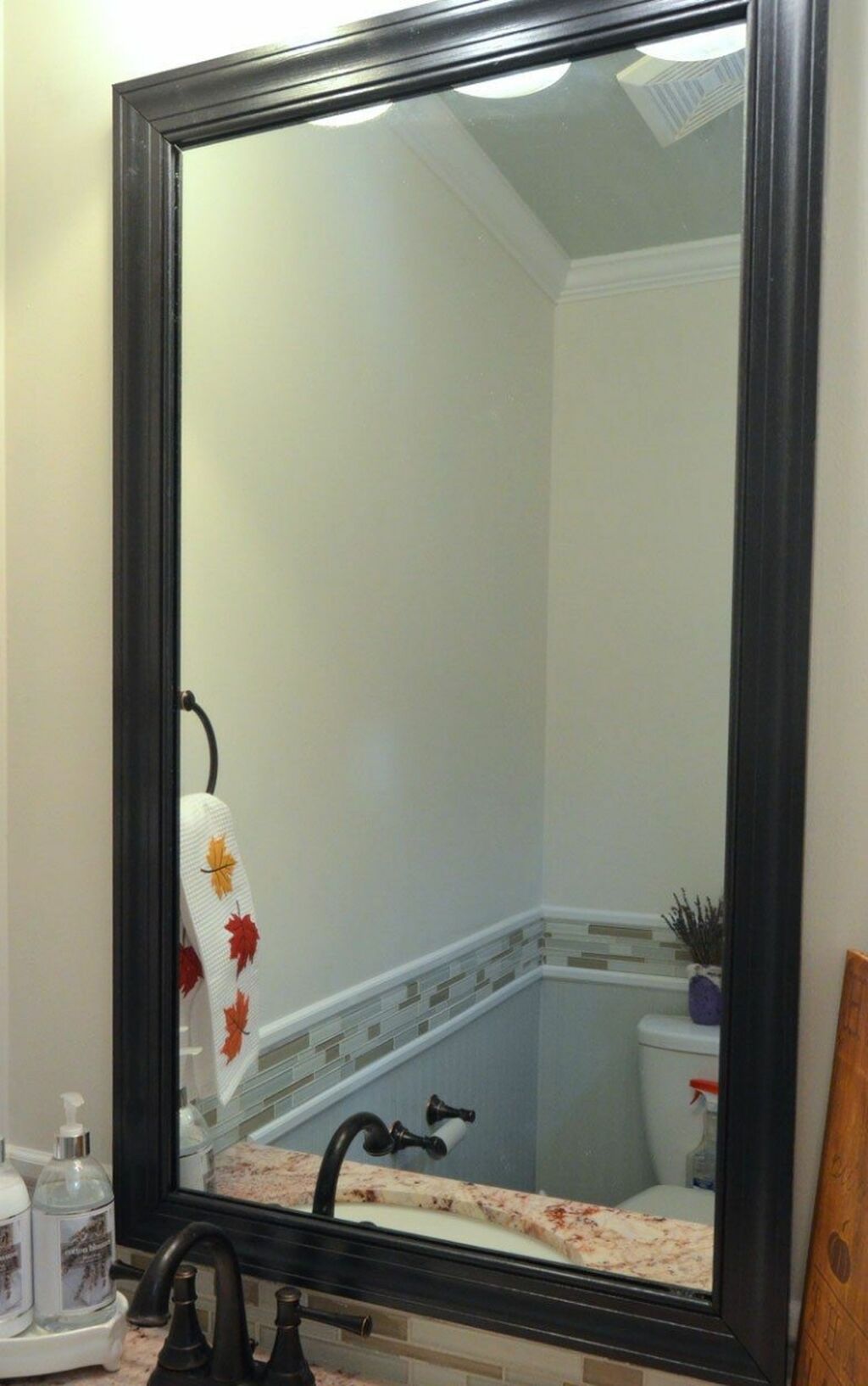 Зеркало в рамке в ванной. Зеркало в рамке в ванную. Зеркало в ванную в раме. Оригинальные рамы для зеркала. Зеркало в раме для ванной комнаты.