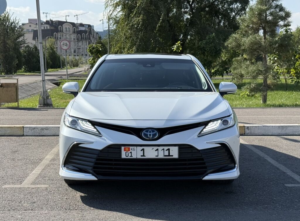 Toyota Camry: 2022 г., 2.5 л, Автомат, Гибрид, Седан: фото 2