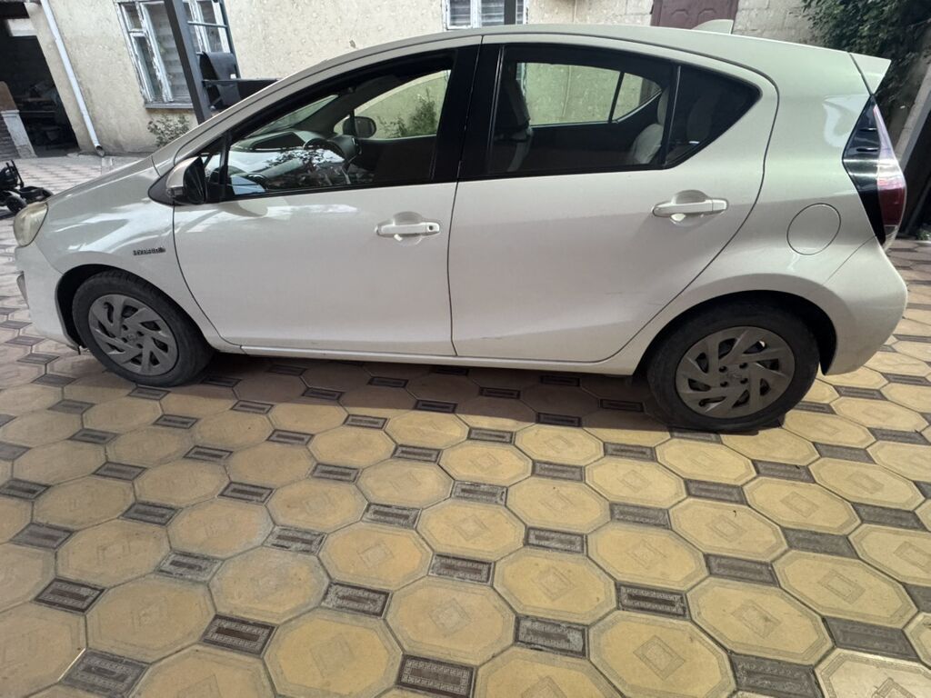 Toyota Prius C: 2016 г., 1.5 л, Автомат, Гибрид, Хэтчбэк: фото 4
