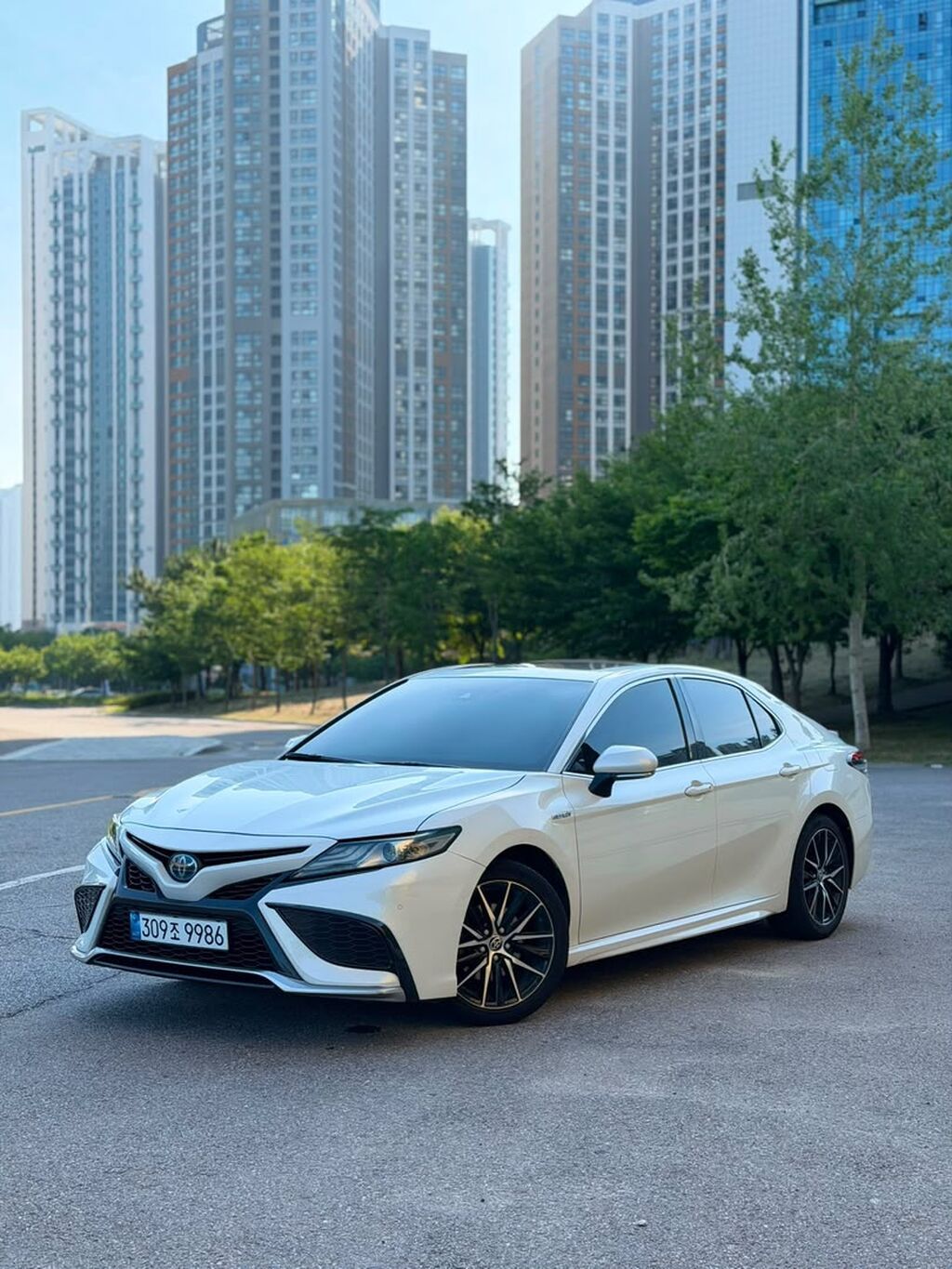 Toyota Camry: 2021 г., 2.5 л, Автомат, Гибрид, Седан: фото 3