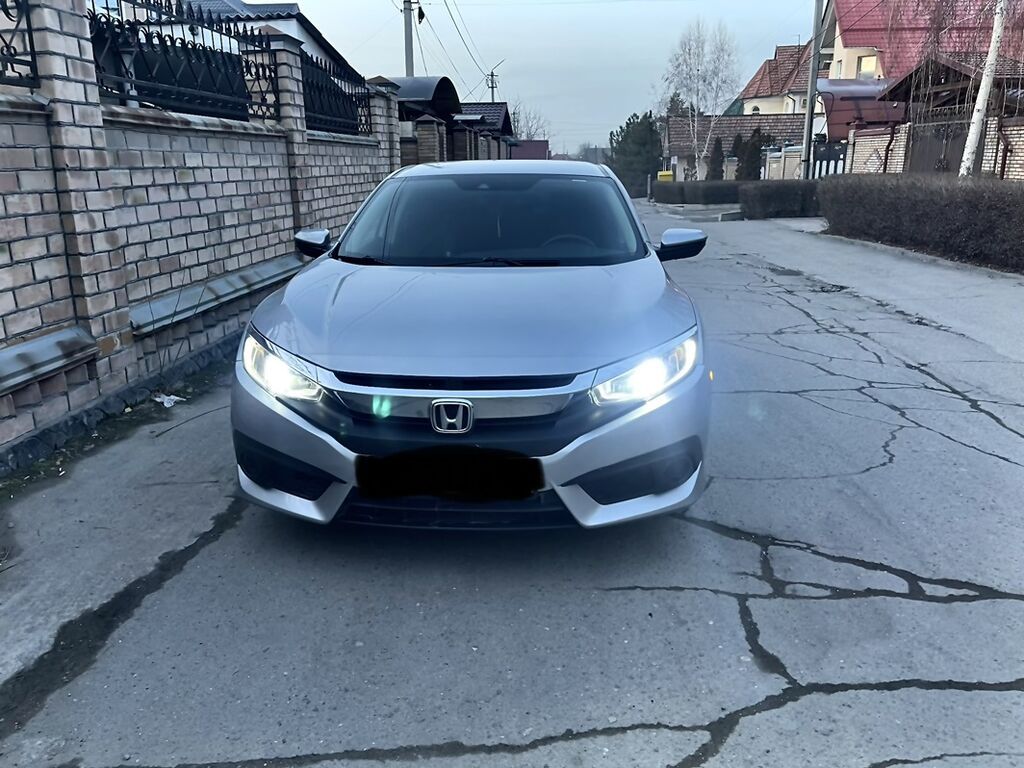 Honda Civic: 2018 г., 2 л, Вариатор, Бензин, Седан: фото 2