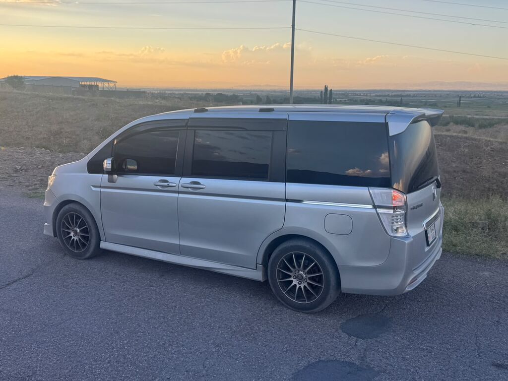 Honda Stepwgn: 2010 г., 2 л, Автомат, Бензин, Минивэн: фото 2
