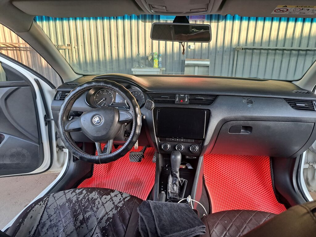 Skoda Octavia: 2015 г., 1.6 л, Автомат, Бензин, Седан — фото 1