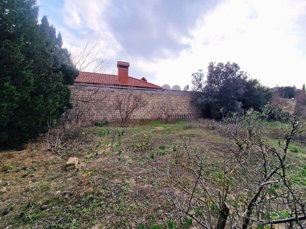 9 otaq, 810 kv. m, Təmirsiz