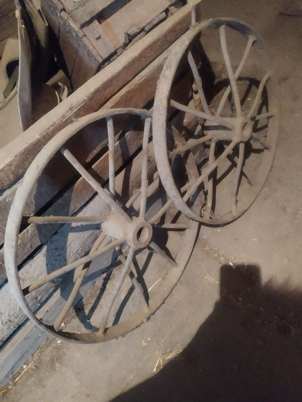 Продаю железные колеса: 1500 KGS Другое оборудование для бизнеса ...