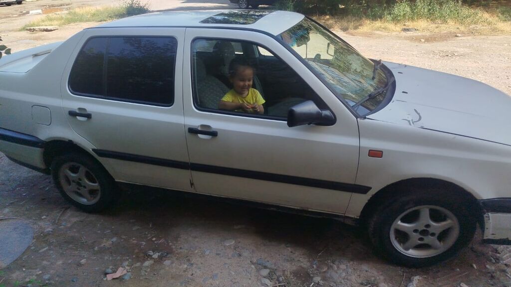 Volkswagen Vento: 1993 г., 1.8 л, Механика, Бензин, Седан — фото 3