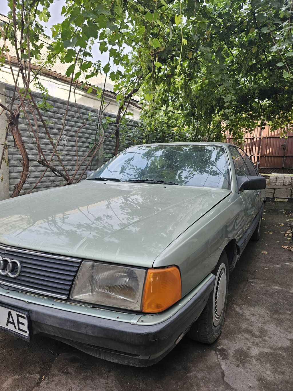 Audi 100: 1984 г., 1.8 л, Механика, Бензин, Седан: фото 2