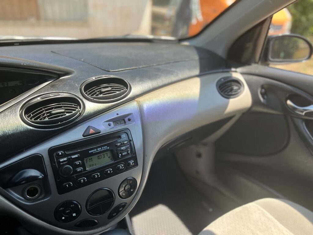 Ford Focus: 2003 г., 2 л, Автомат, Бензин, Хэтчбэк: фото 8