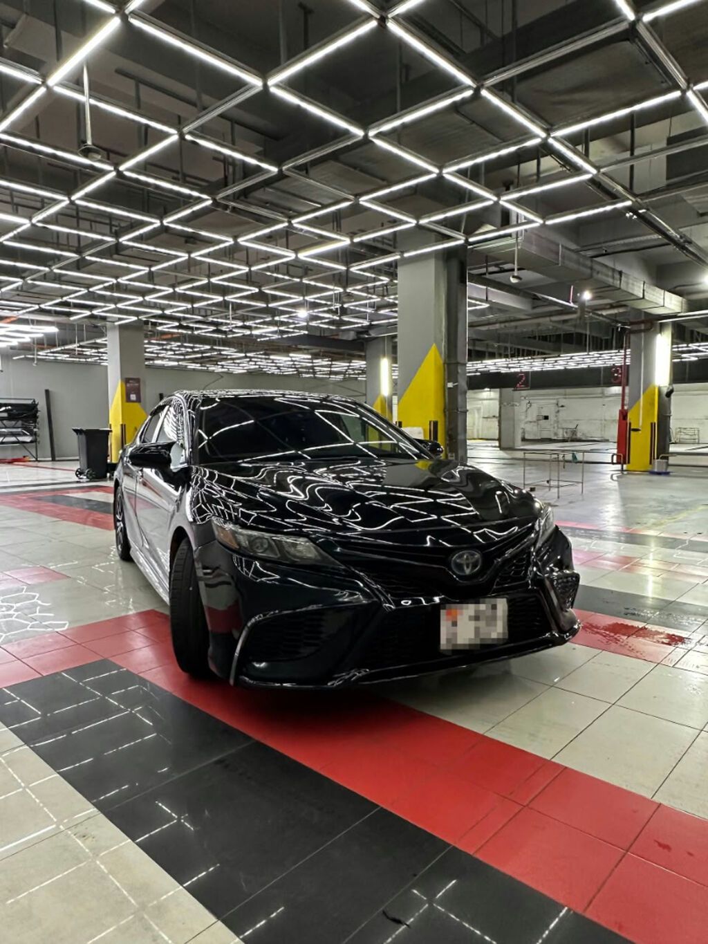 Toyota Camry: 2021 г., 2.5 л, Автомат, Гибрид, Седан: фото 3