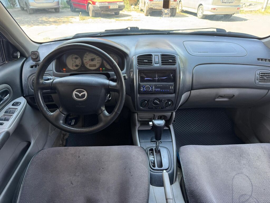 Mazda 323: 2002 г., 1.6 л, Автомат, Бензин, Седан: фото 3