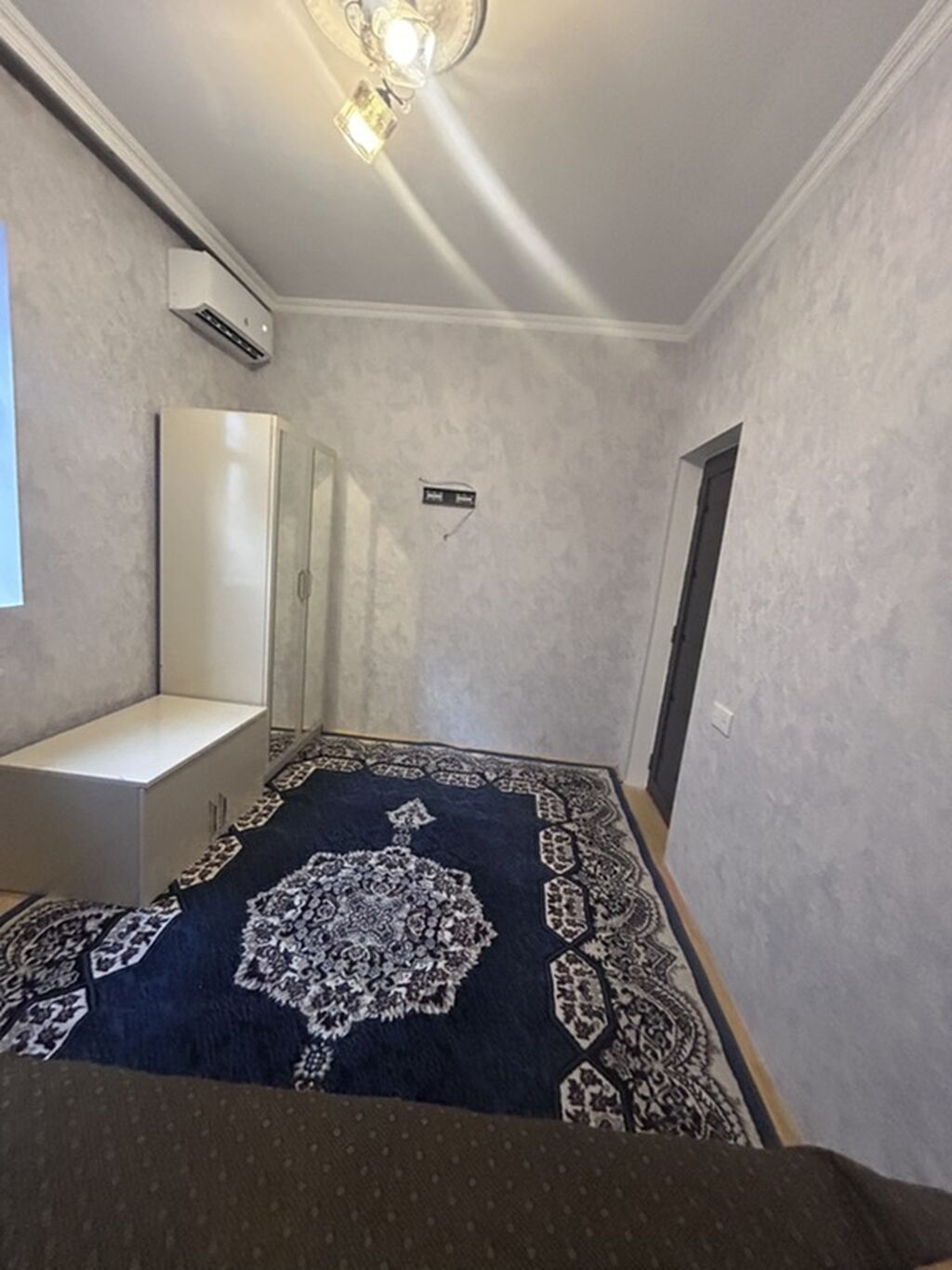 1 otaqlı mənzil binede baxça yolunda yerleşir. Ev özüme məxsusdur