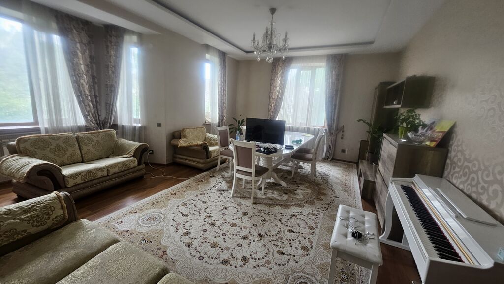 300 м², 5 комнат, Парковка
