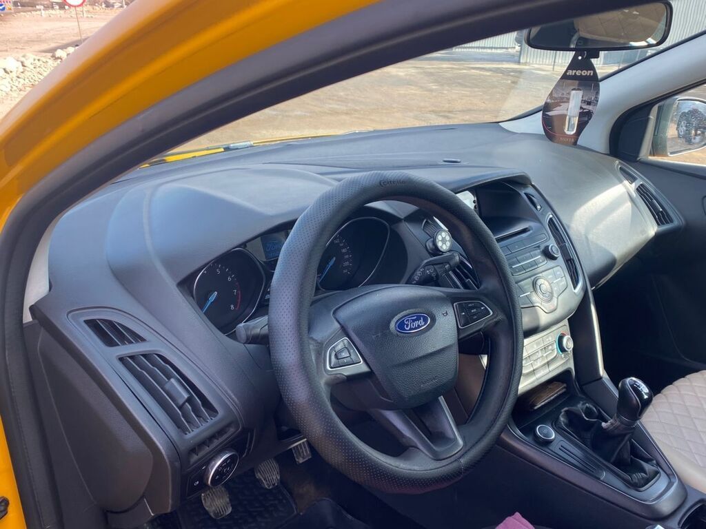 Ford Focus: 2015 г., Механика, Бензин, Хэтчбэк: фото 2