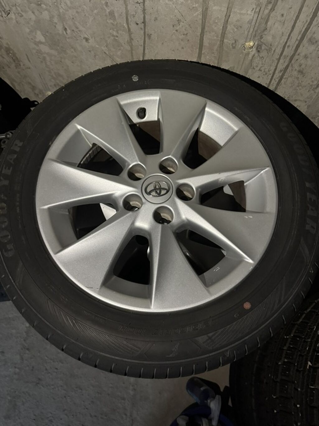 Комплект из 4 колес в сборе: оригинальные легкосплавные диски Toyota +: фото 1