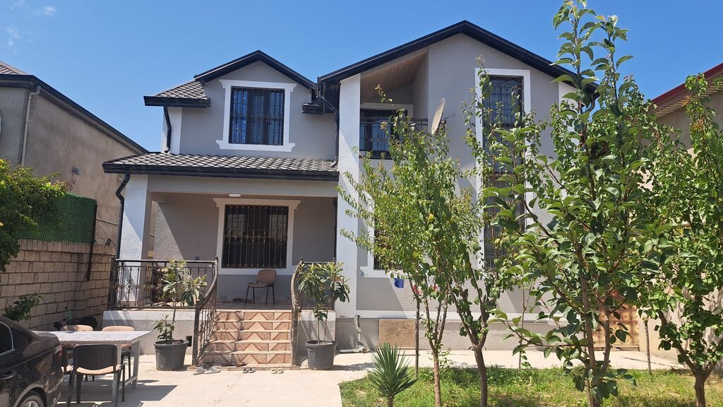 2 mərtəbəli fərdi yaşayış evi. Evin fasadı müasir üslubda işlənib