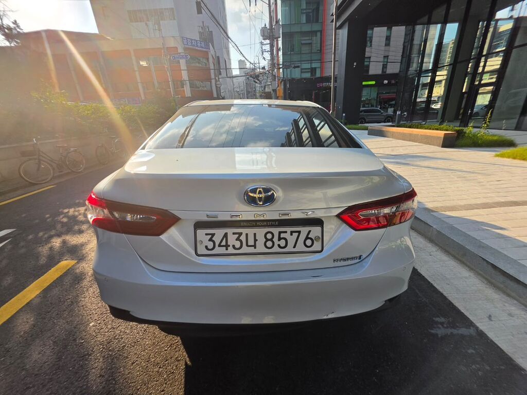 Toyota Camry: 2020 г., 2.5 л, Вариатор, Гибрид, Седан: фото 4