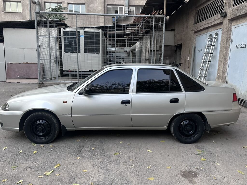 Daewoo Nexia: 2008 г., 1.6 л, Механика, Бензин, Седан: фото 2