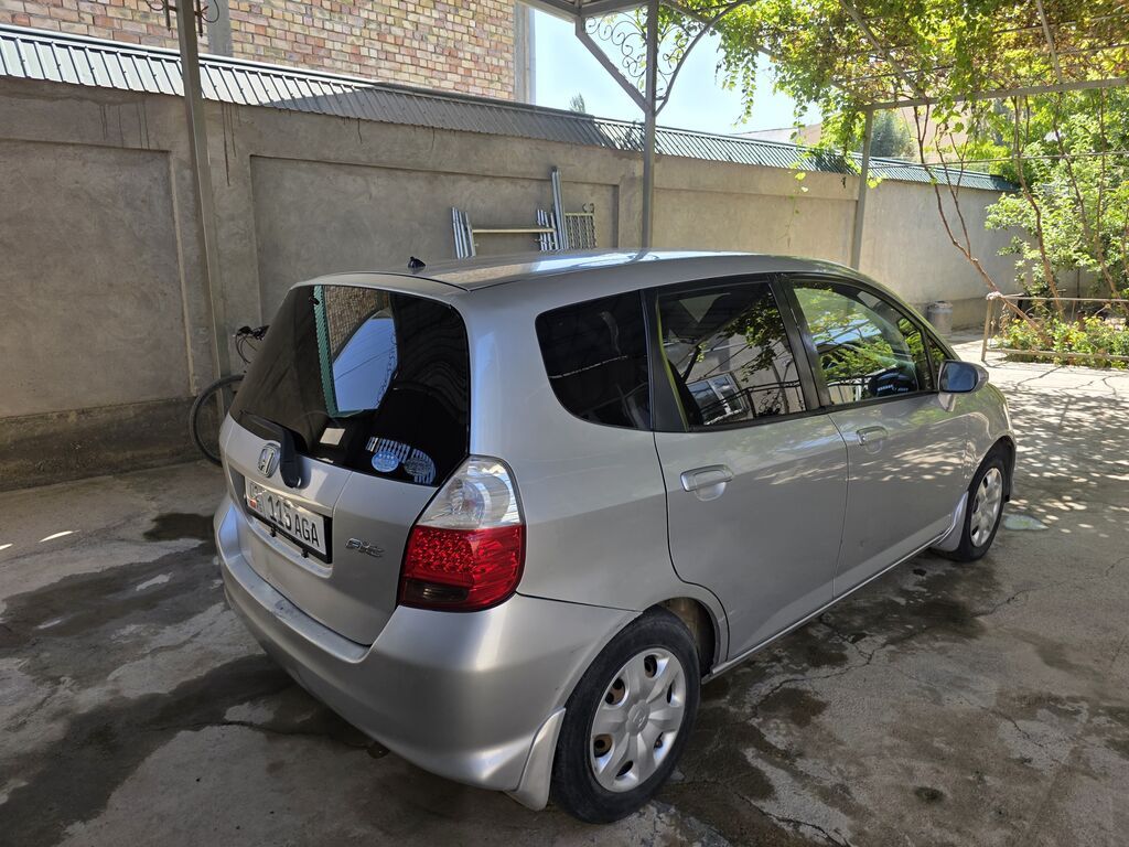 Honda Fit: 2005 г., 1.3 л, Вариатор, Бензин, Хэтчбэк: фото 2