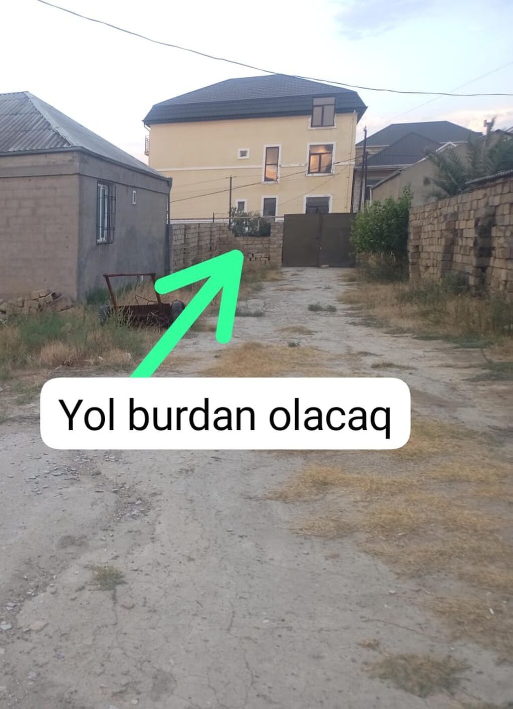 Masazirda 5 sot torpaq satılır butov 1 darvaza yeri var şəxsi tikili