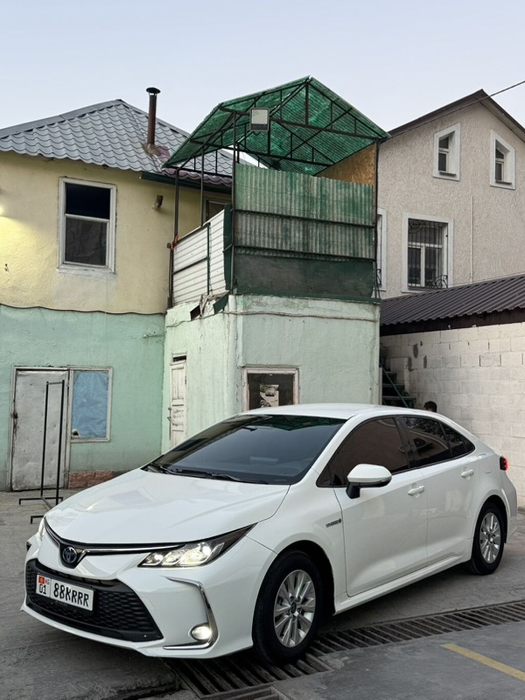 Toyota Corolla: 2023 г., 1.8 л, Вариатор, Гибрид, Седан: фото 1