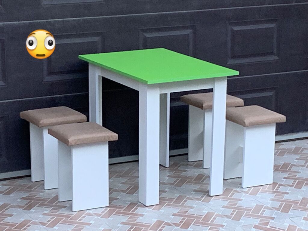 Mebel dəsti – masa və 4 taburet - Kompakt kvadrat masa: parlaq yaşıl
