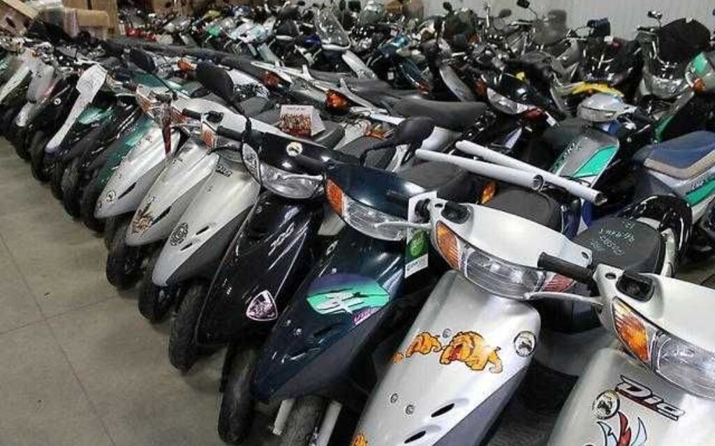Бу японские скутеры купить. Хонда дио 27 с контейнера. Японские Мопеды. Японский скутер. Магазин скутеров.