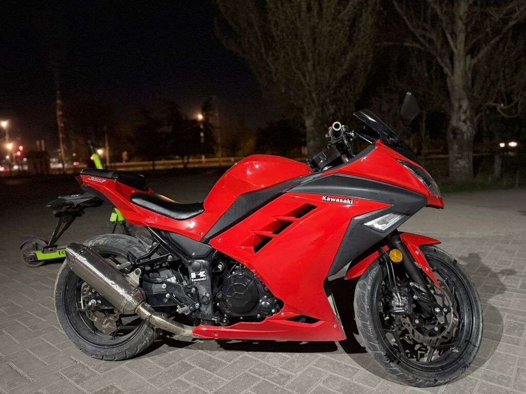 Kawasaki Ninja 300 (серия EX) — спортбайк в ярком красном цвете с: фото 2