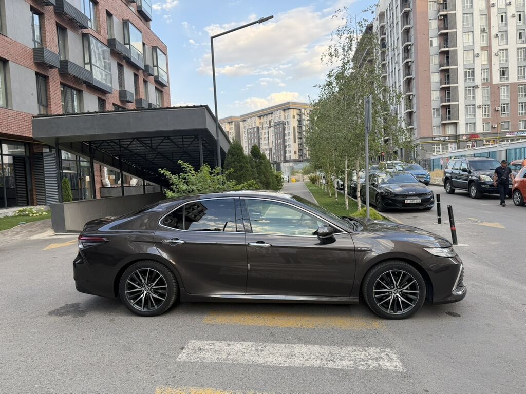 Toyota Camry: 2022 г., Автомат, Гибрид, Седан: фото 3