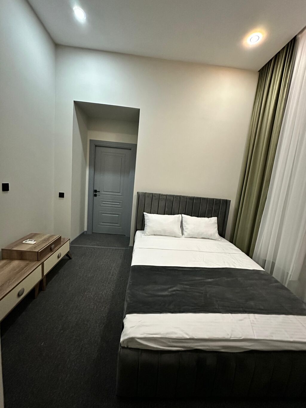 Otel rahat və müasir dizaynlı otaqlardan ibarətdir. Təmizliyə və