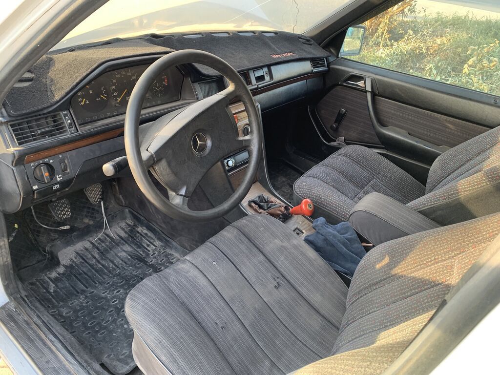 Mercedes-Benz W124: 1989 г., 2 л, Механика, Бензин, Седан: фото 4