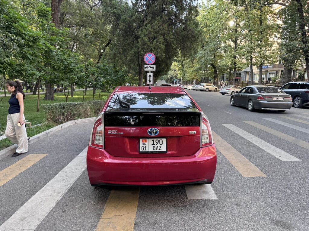 Toyota Prius: 2015 г., Гибрид, Хэтчбэк: фото 2